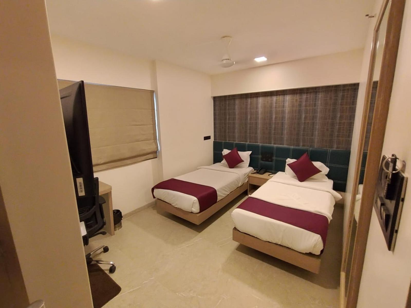 J Hotel And Banquets Mumbai Exterior foto